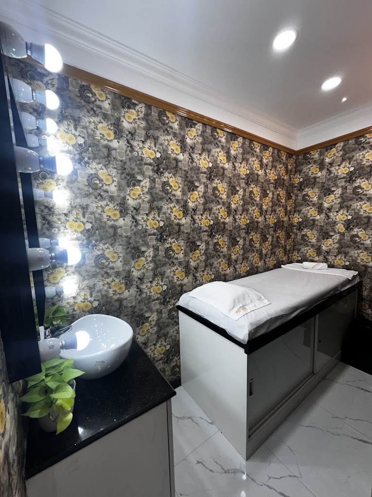 Image of Splashsalon at 100, Sarat Bose Rd, Garcha, Ballygunge, Kolkata,