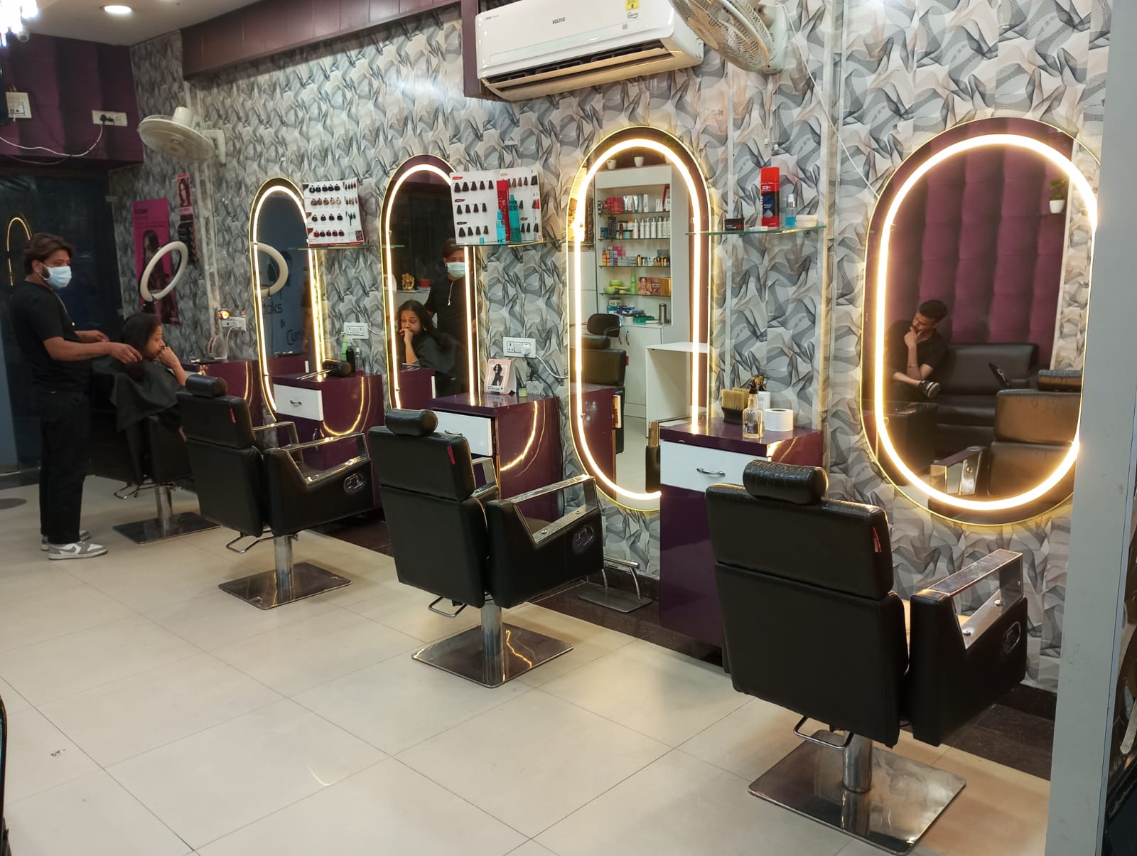 Image of LooksandCurls at Sco 24, Phase-1,