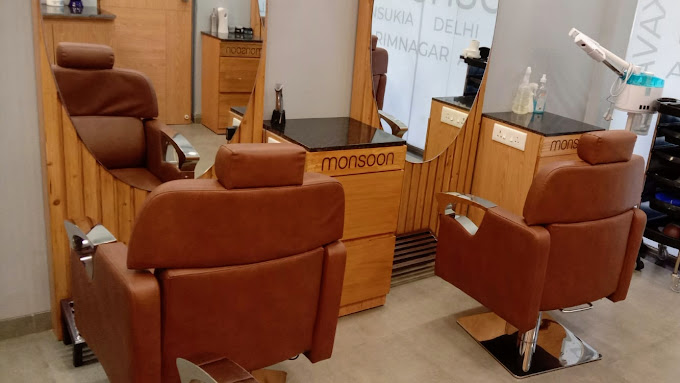 Image of moonsalon at V Mall, Valanju building, Bazarpet Rd, near Zenda Chouk,