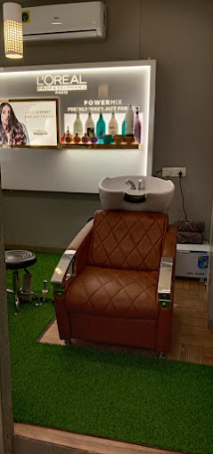 Image of moonsalon at V Mall, Valanju building, Bazarpet Rd, near Zenda Chouk,
