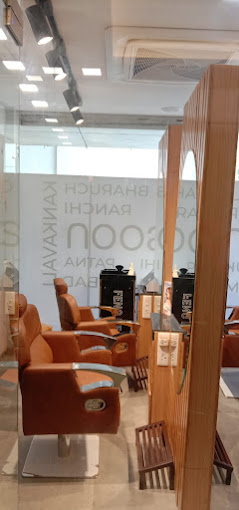 Image of moonsalon at V Mall, Valanju building, Bazarpet Rd, near Zenda Chouk,