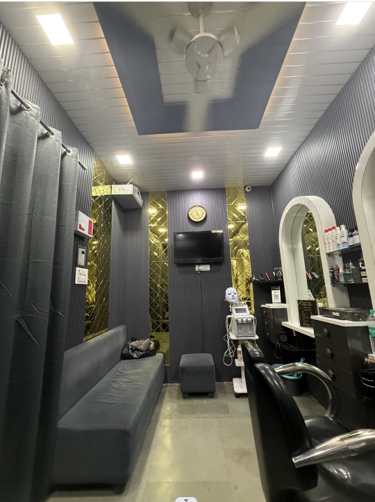Image of KINGSAINHAIRSTUDIO at MALL GODOWN ROAD, NEAR SETH KEDARNATH DHARMSHALA, KOTKAPURA, 151204