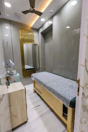 Image of Ravelloluxurysalon at shop no 6468 bhagat singh market new delhi