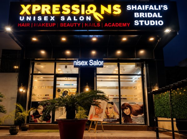 Image of xpressionsshafalisbridalstudiokr at Kaladhungi Rd, next to Naman Mall, near Block Office, Lohariyasaal Talla, Unchapul.