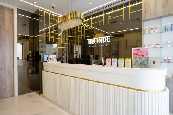 Blondeluxurysaloon